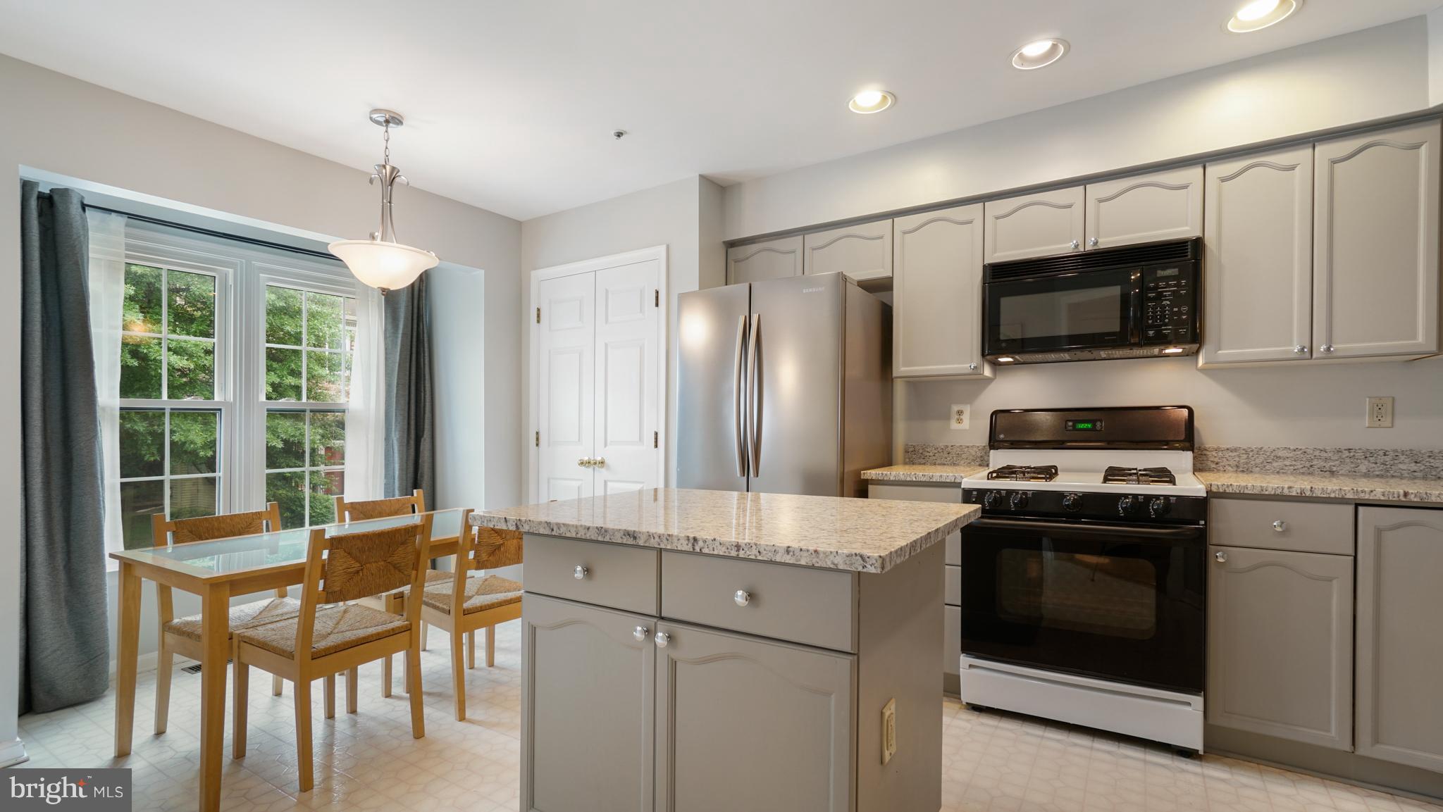 4 CARRIAGE WALK COURT