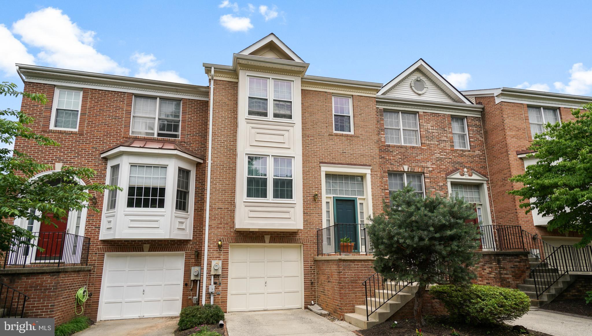 4 CARRIAGE WALK COURT