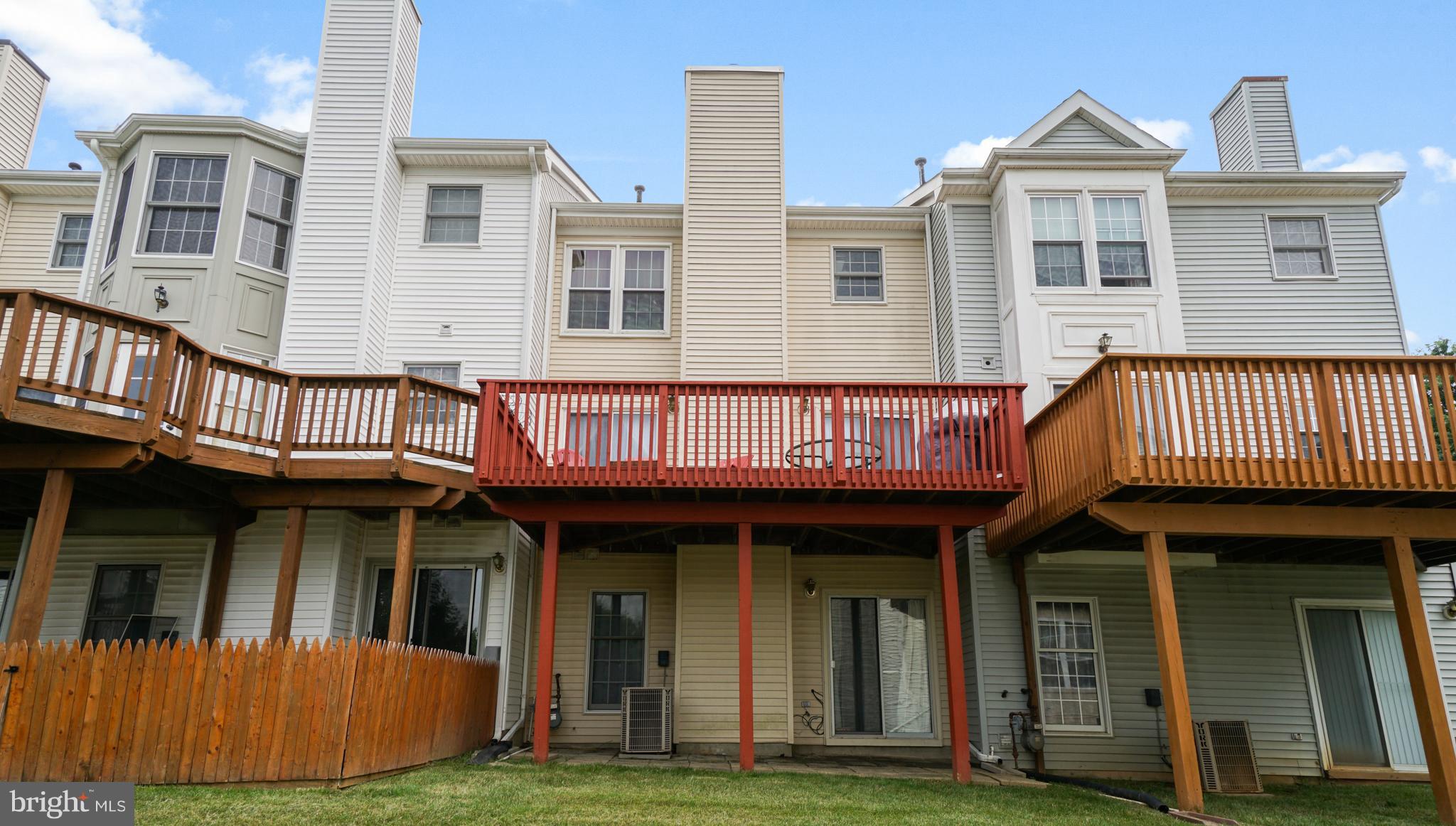 4 CARRIAGE WALK COURT