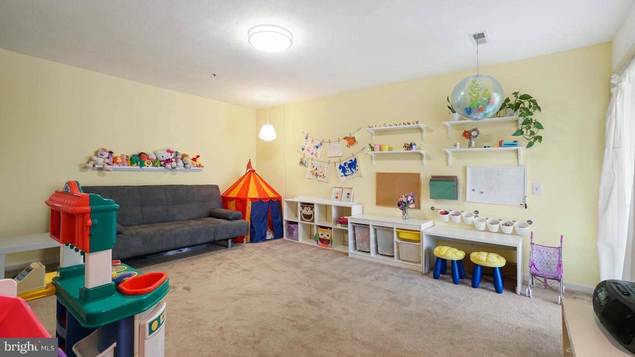 4 CARRIAGE WALK COURT