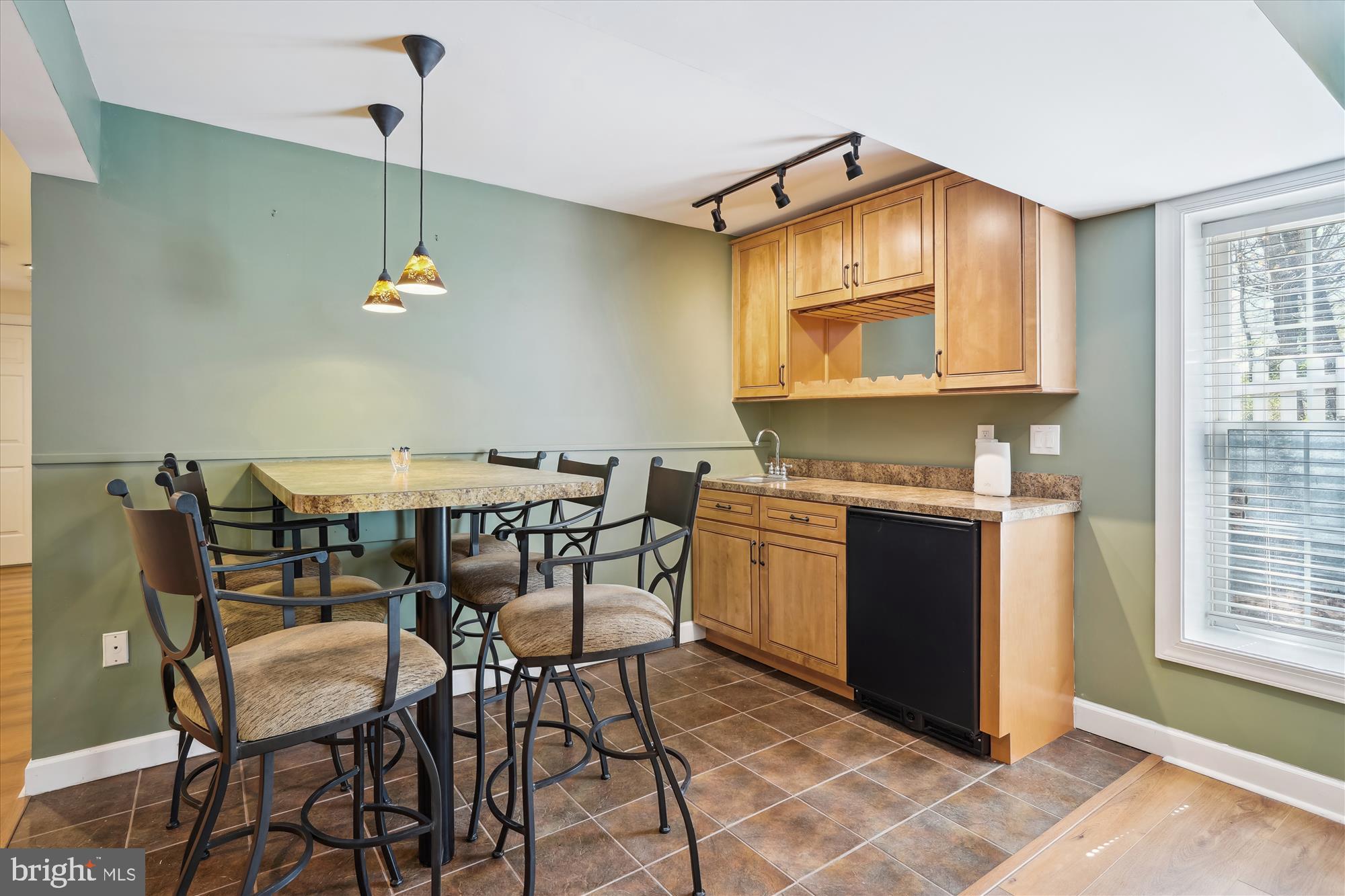 302 Tschiffely Square Rd