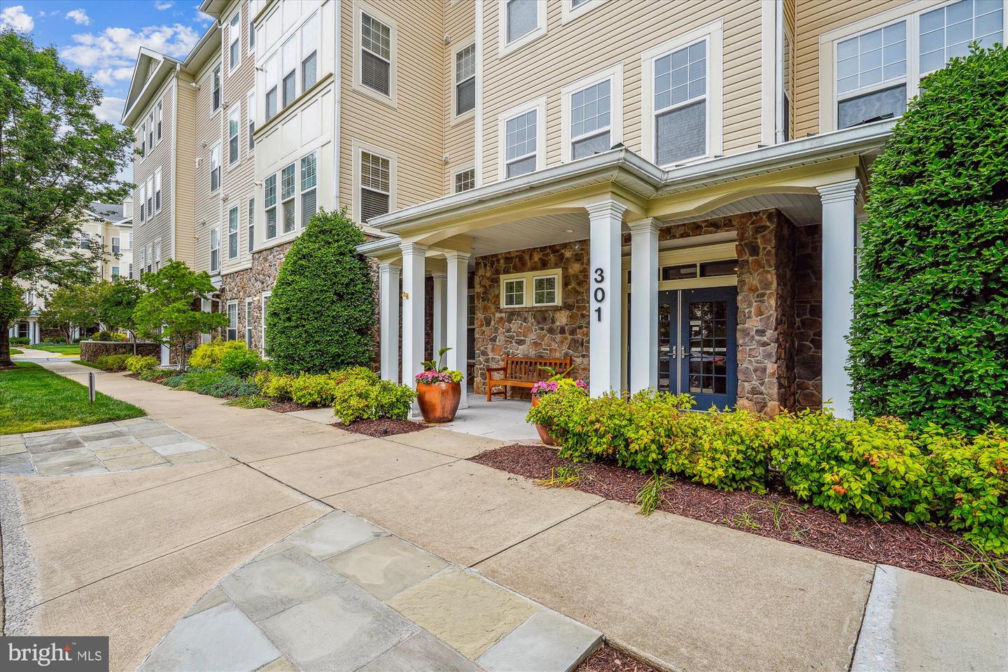 301 High Gables Dr #305