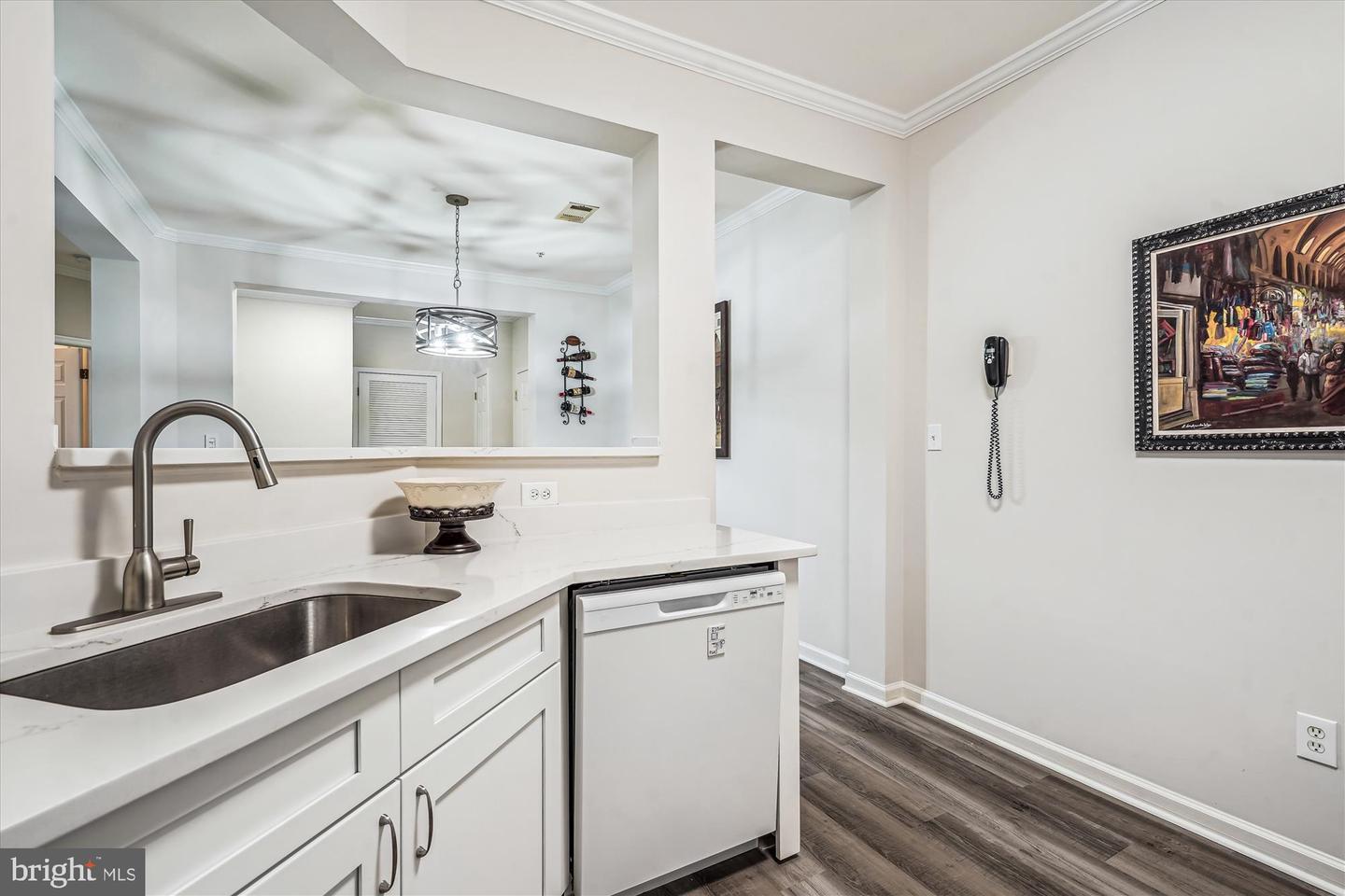 301 High Gables Dr #305