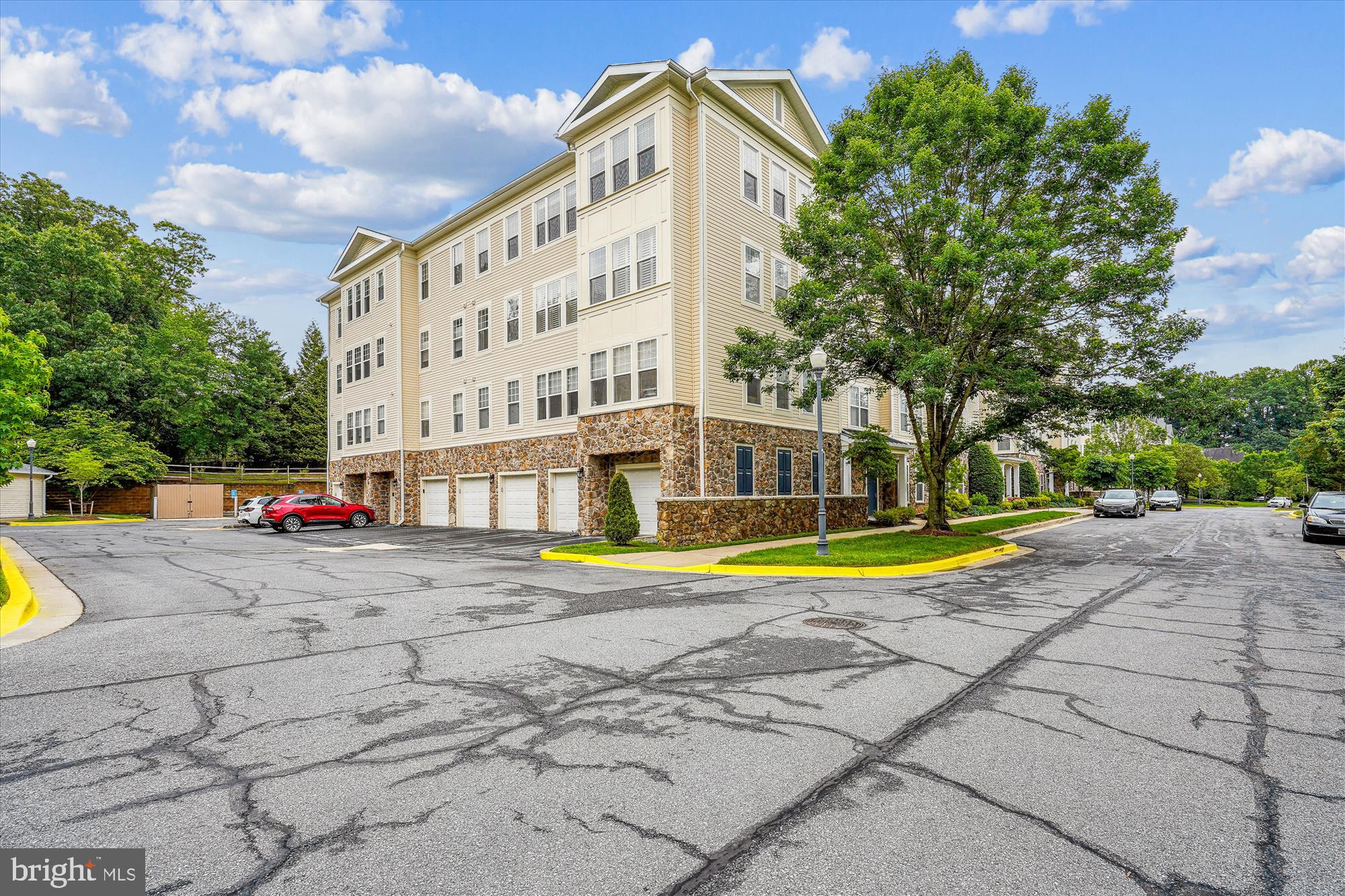 301 High Gables Dr #305