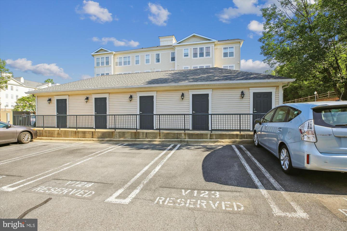 301 High Gables Dr #305
