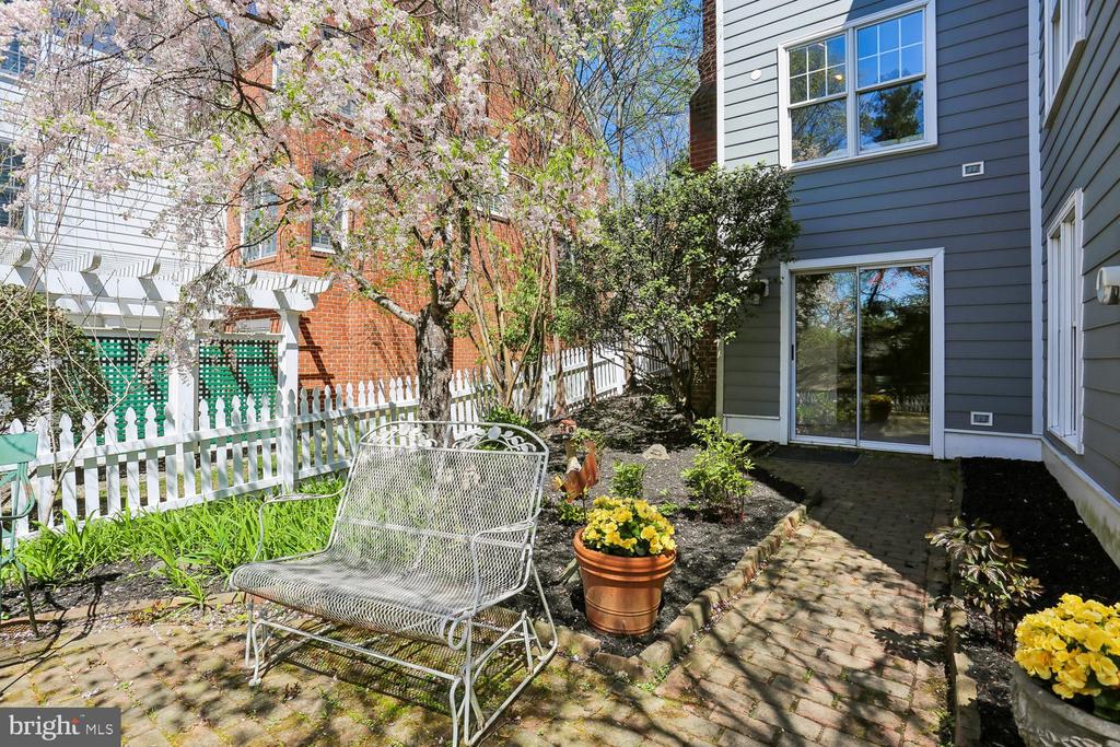 306 BECKWITH STREET