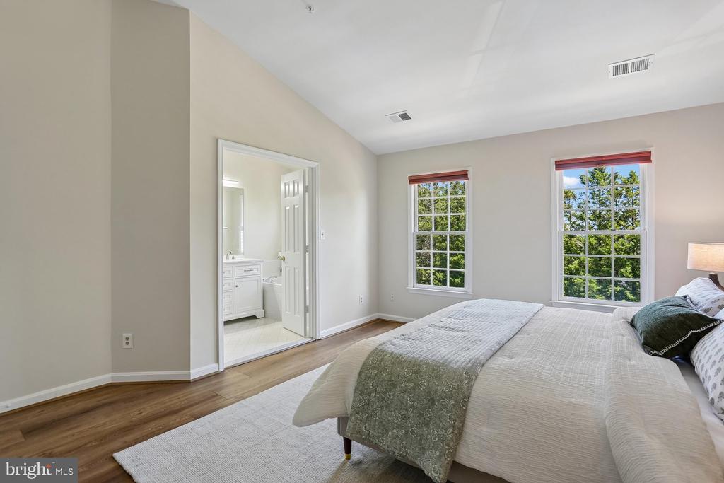 536 TSCHIFFELY SQUARE ROAD