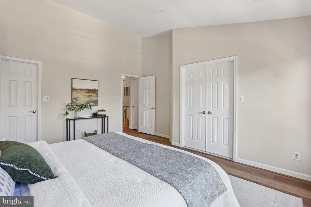 536 TSCHIFFELY SQUARE ROAD