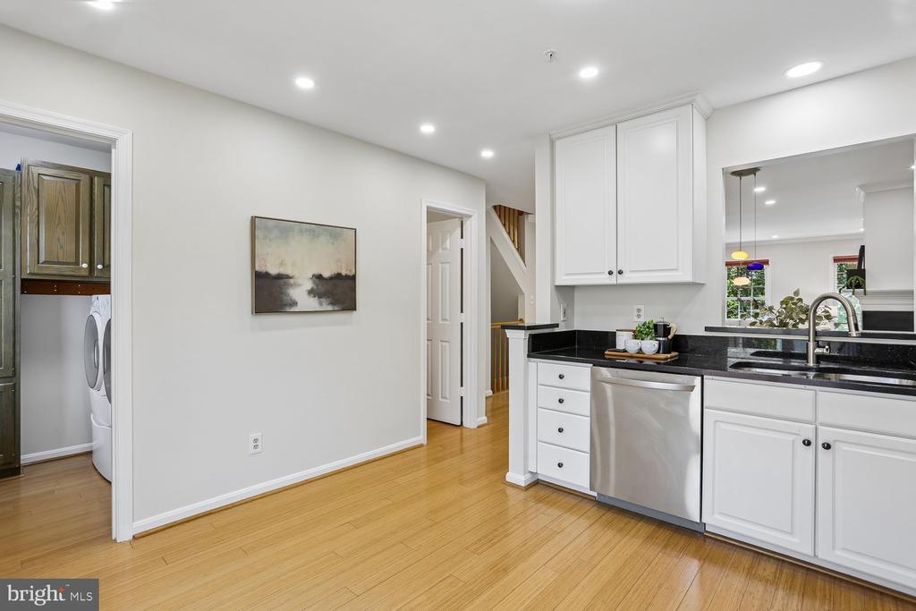 536 TSCHIFFELY SQUARE ROAD