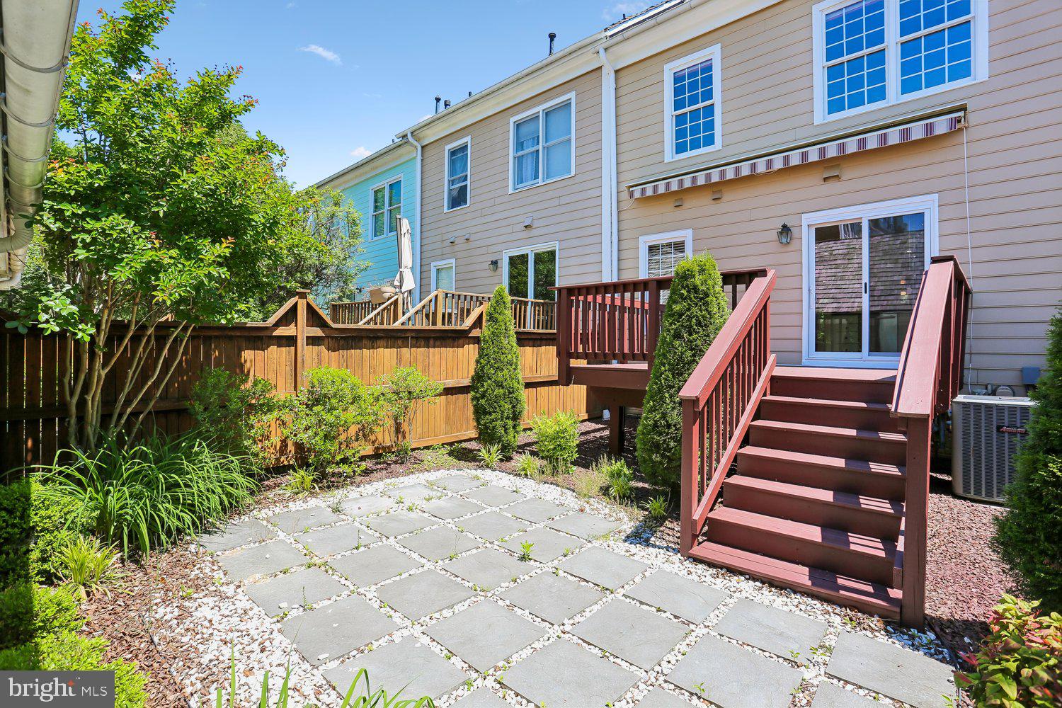536 TSCHIFFELY SQUARE ROAD