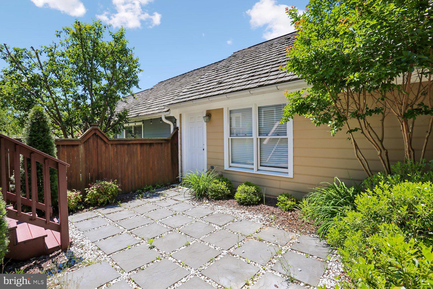 536 TSCHIFFELY SQUARE ROAD