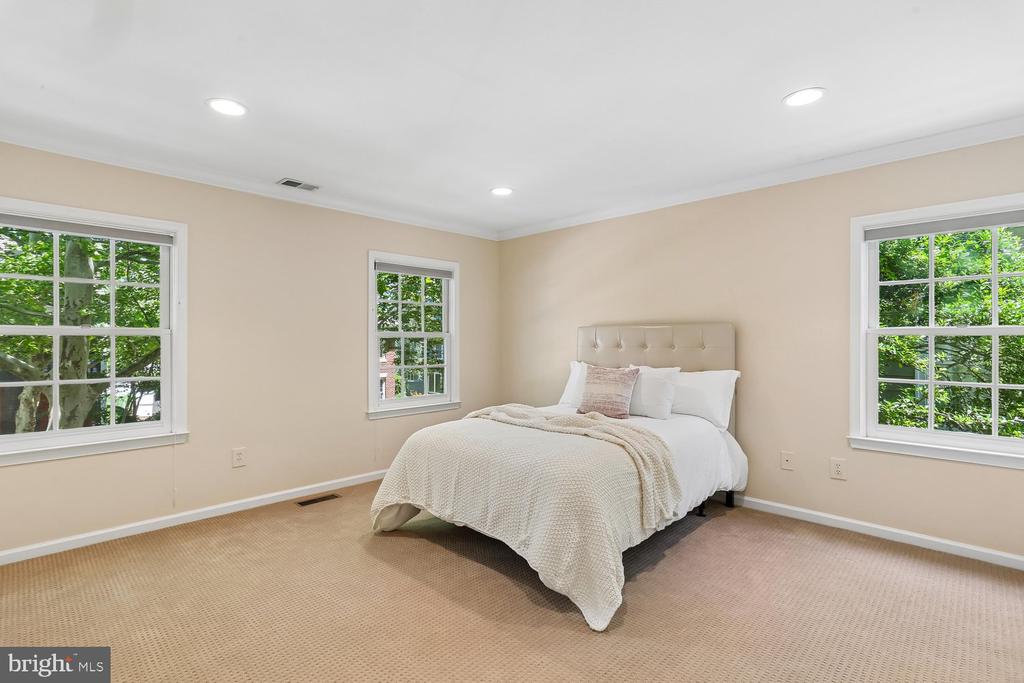 230 KENT OAKS WAY
