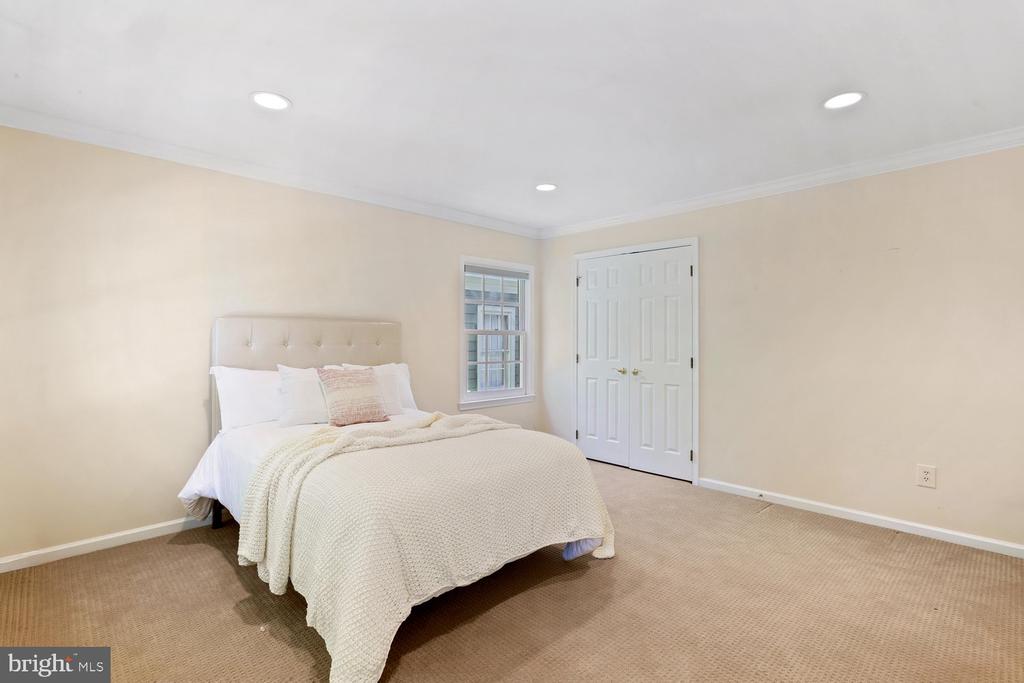 230 KENT OAKS WAY