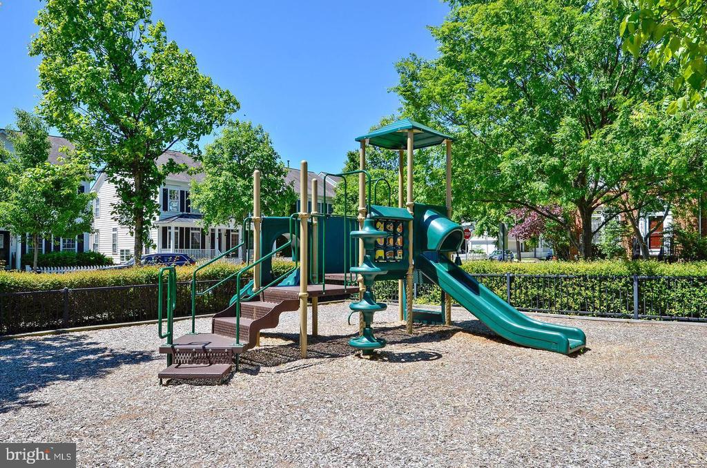 647 MAIN STREET B 647-B