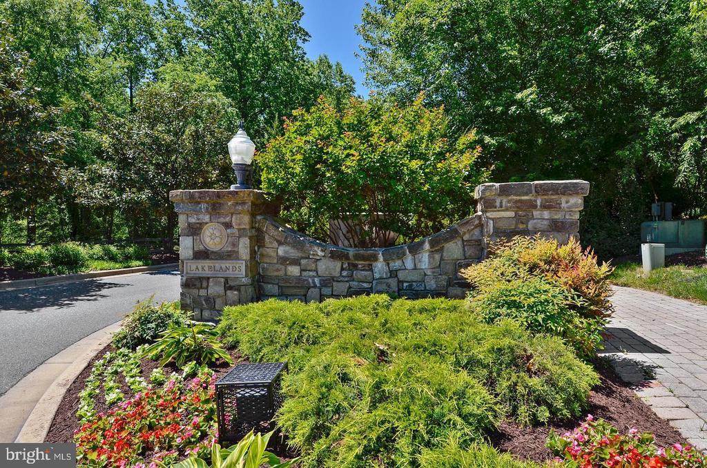 647 MAIN STREET B 647-B