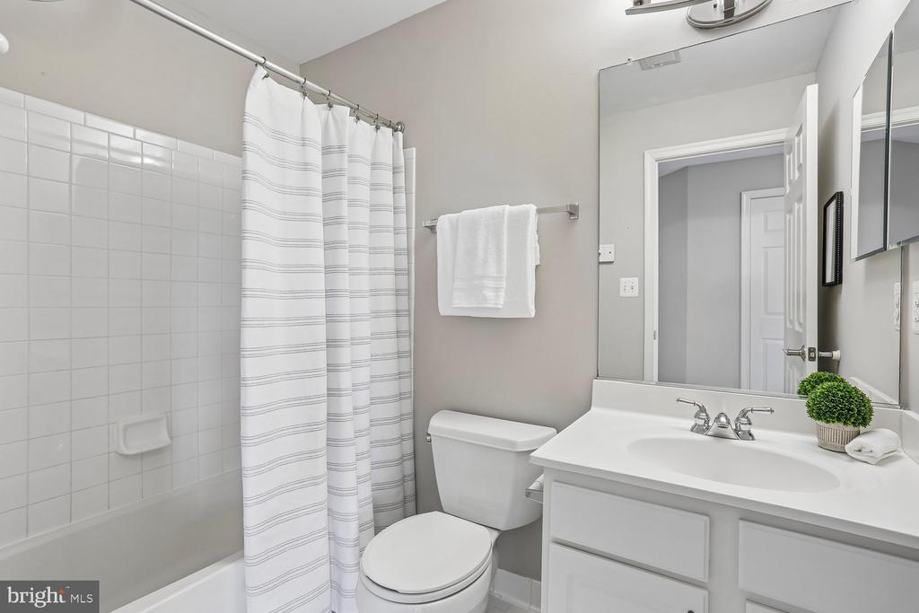 647 MAIN STREET B 647-B