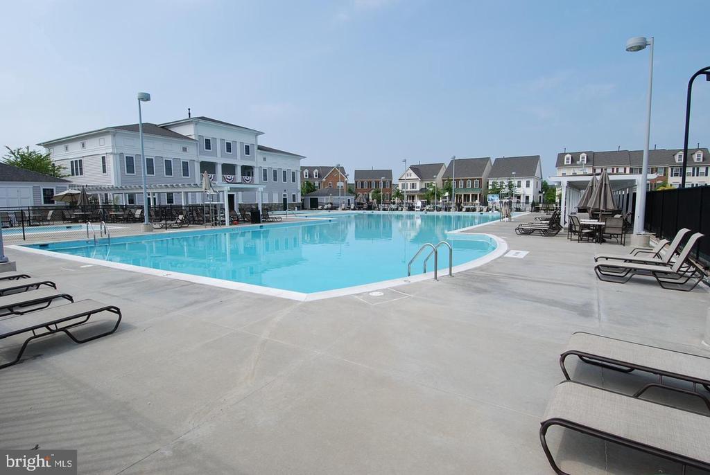 647 MAIN STREET B 647-B