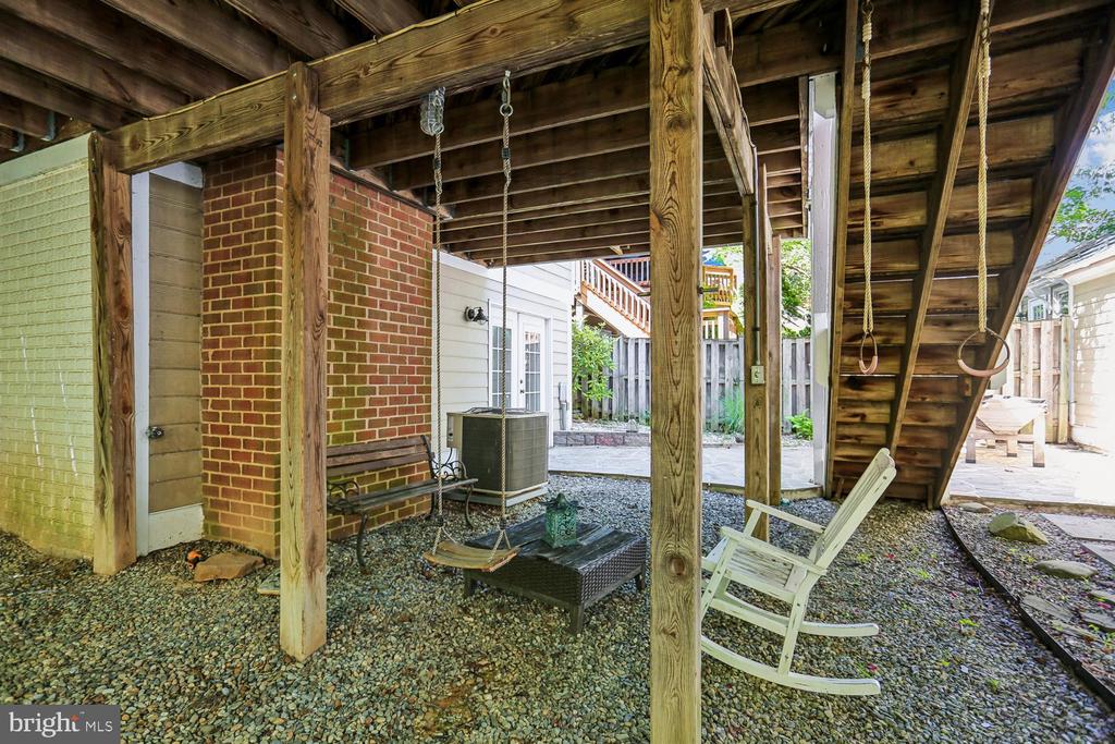 465 TSCHIFFELY SQUARE ROAD