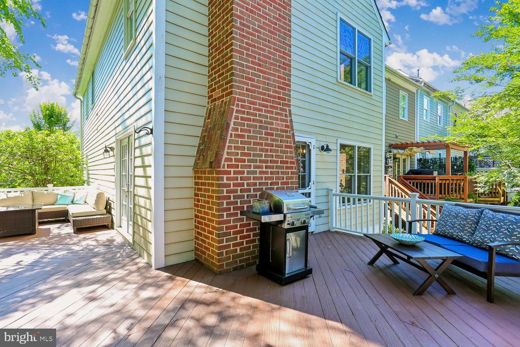 465 TSCHIFFELY SQUARE ROAD