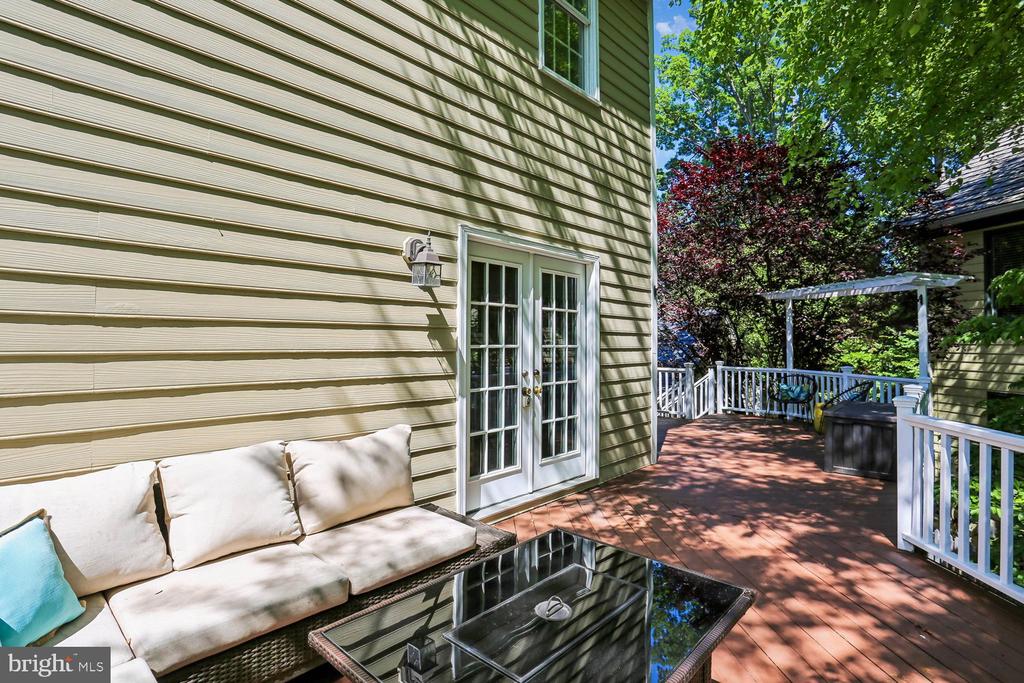 465 TSCHIFFELY SQUARE ROAD