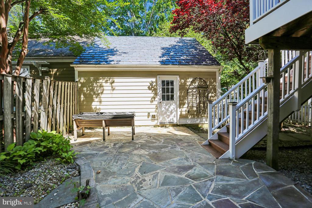 465 TSCHIFFELY SQUARE ROAD