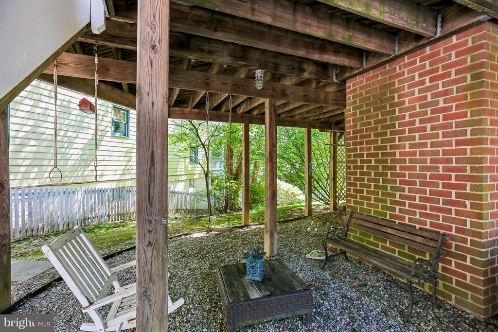 465 TSCHIFFELY SQUARE ROAD