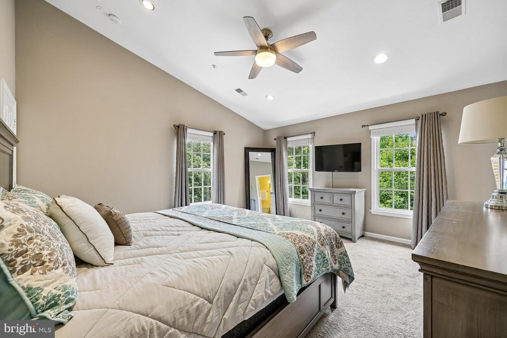 211 RIDGEPOINT PLACE