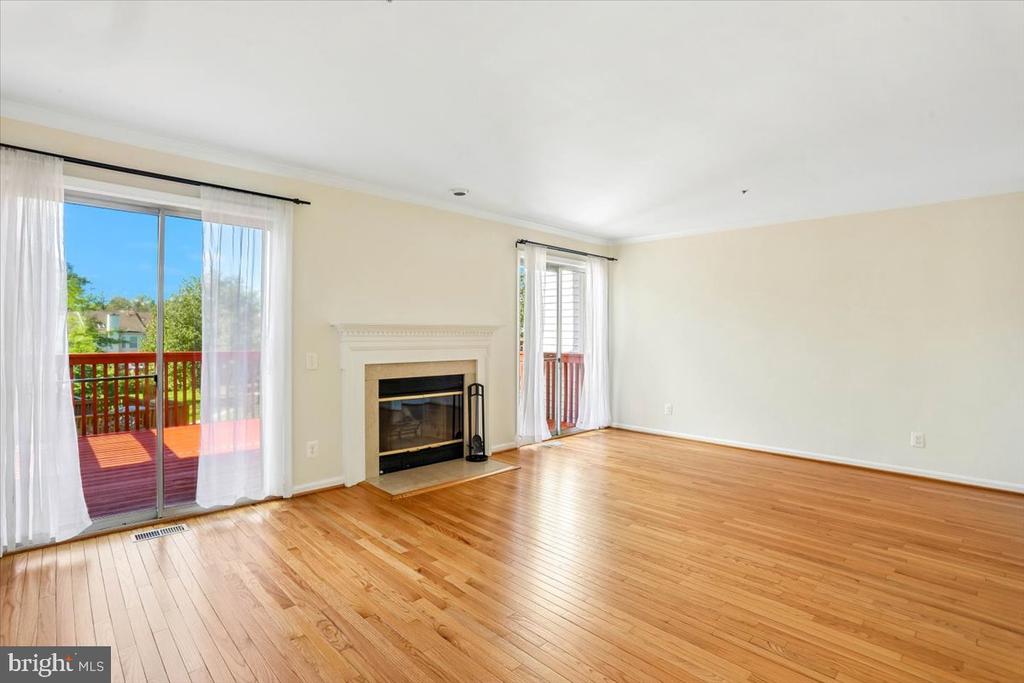 4 CARRIAGE WALK COURT