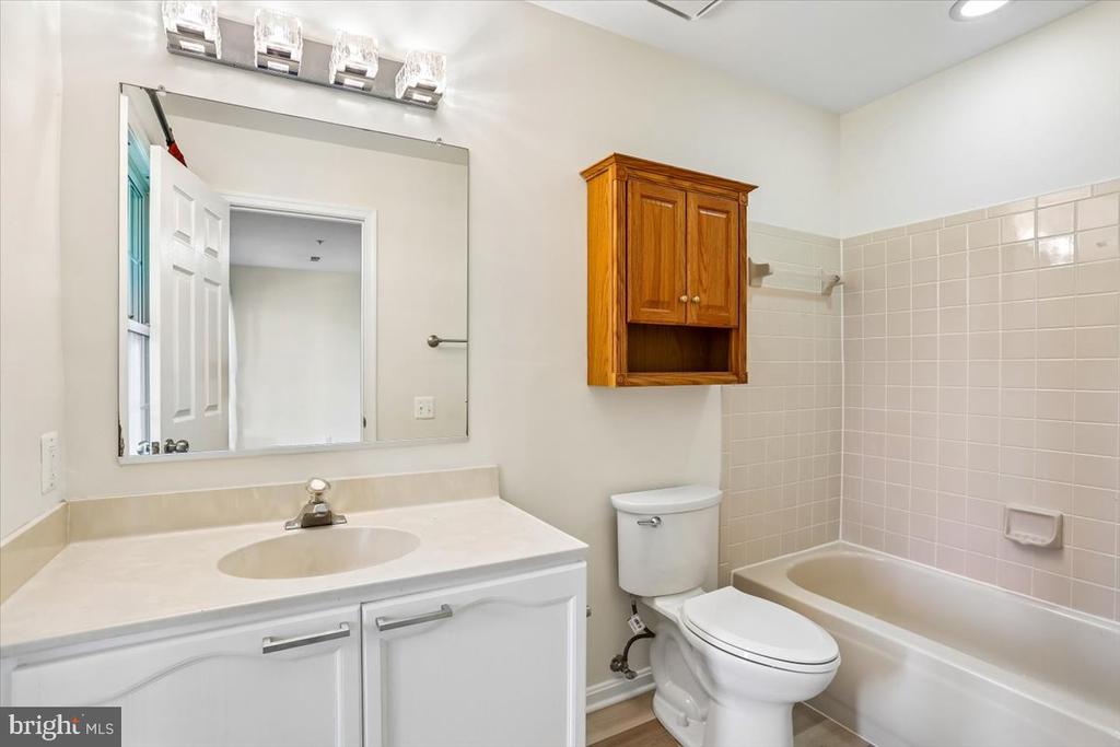 4 CARRIAGE WALK COURT
