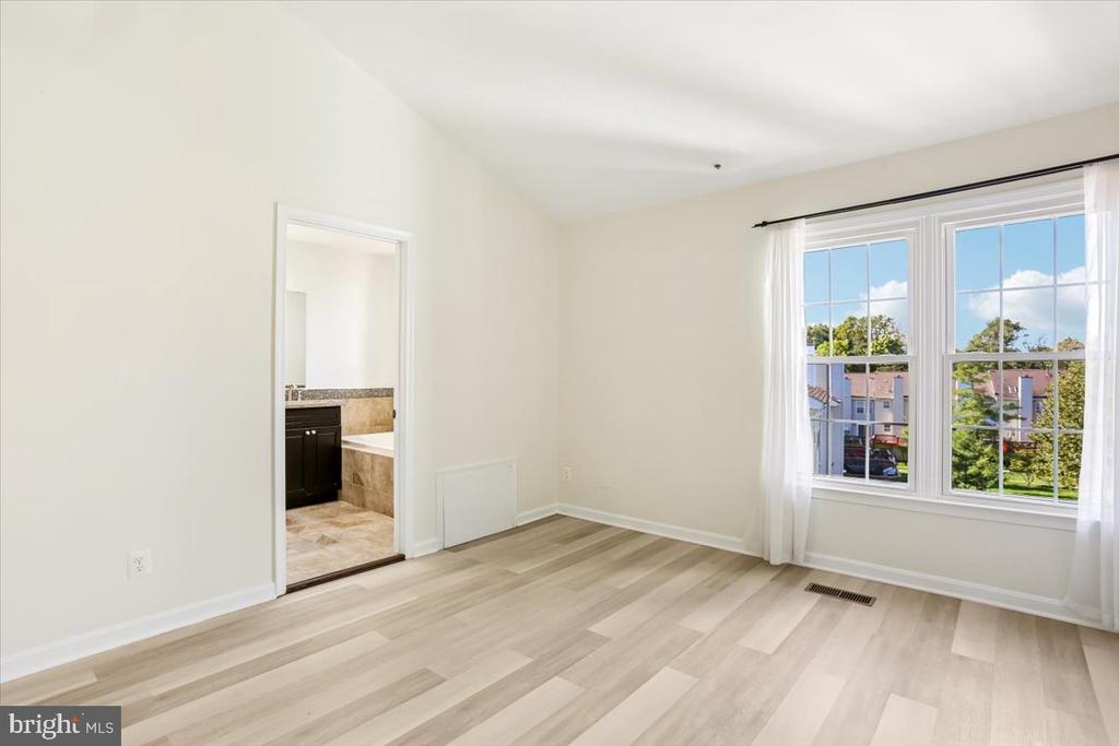 4 CARRIAGE WALK COURT