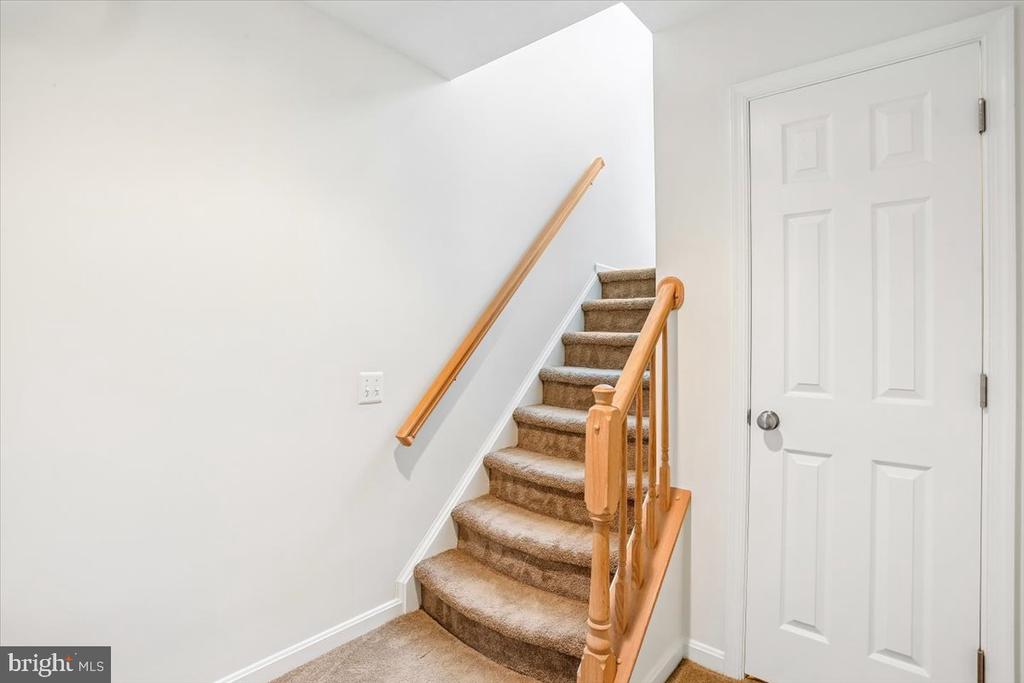 4 CARRIAGE WALK COURT