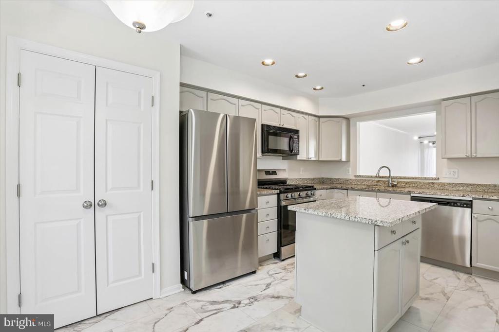 4 CARRIAGE WALK COURT