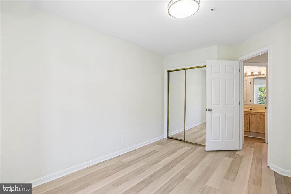 4 CARRIAGE WALK COURT
