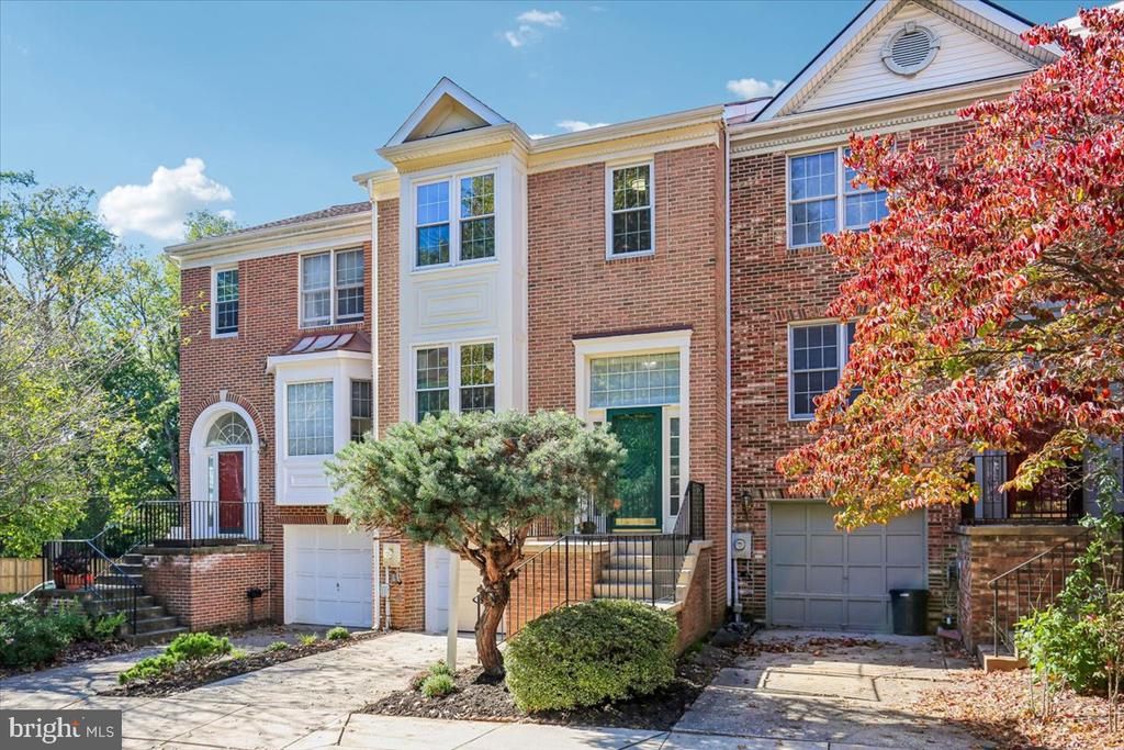 4 CARRIAGE WALK COURT