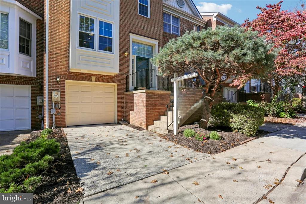 4 CARRIAGE WALK COURT