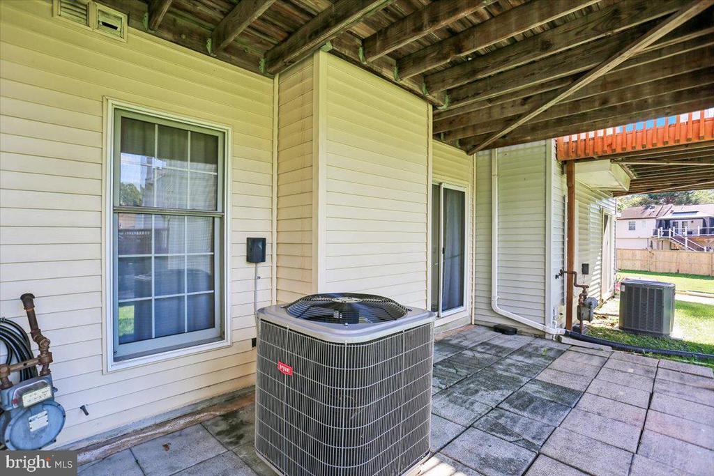 4 CARRIAGE WALK COURT