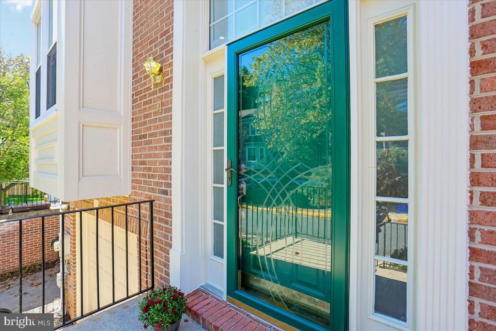 4 CARRIAGE WALK COURT