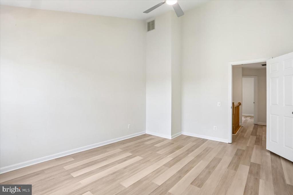 4 CARRIAGE WALK COURT