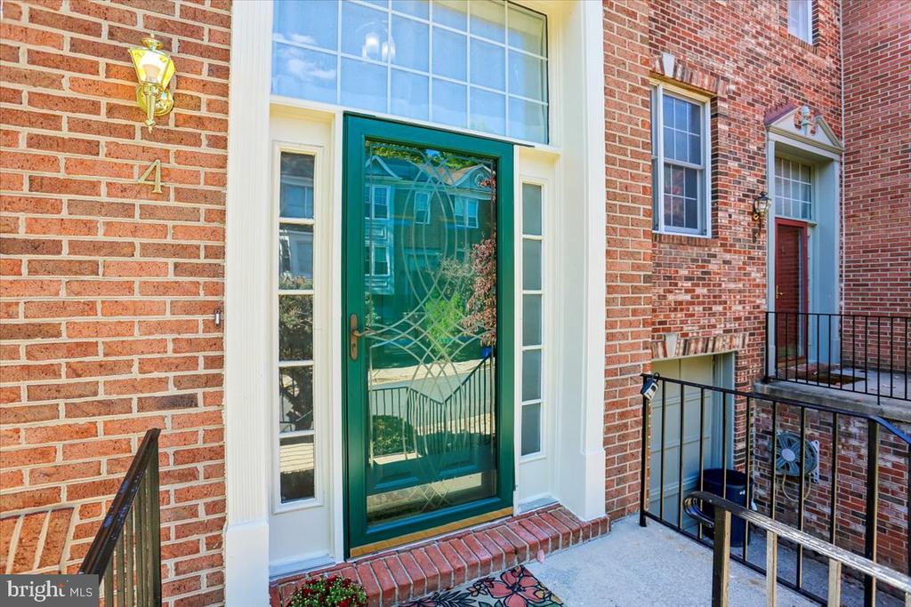 4 CARRIAGE WALK COURT