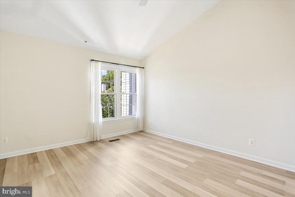 4 CARRIAGE WALK COURT