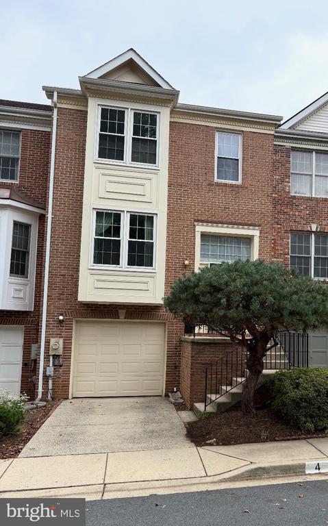 4 CARRIAGE WALK COURT