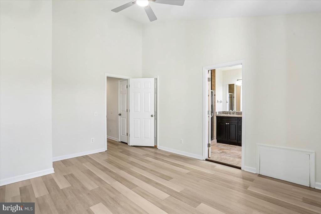 4 CARRIAGE WALK COURT