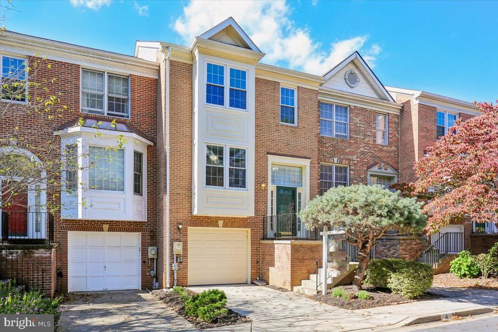 4 CARRIAGE WALK COURT