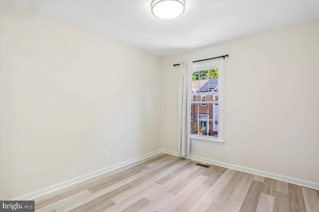 4 CARRIAGE WALK COURT