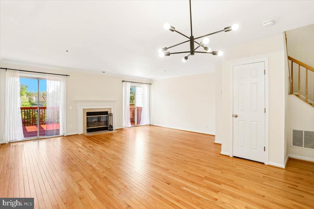 4 CARRIAGE WALK COURT