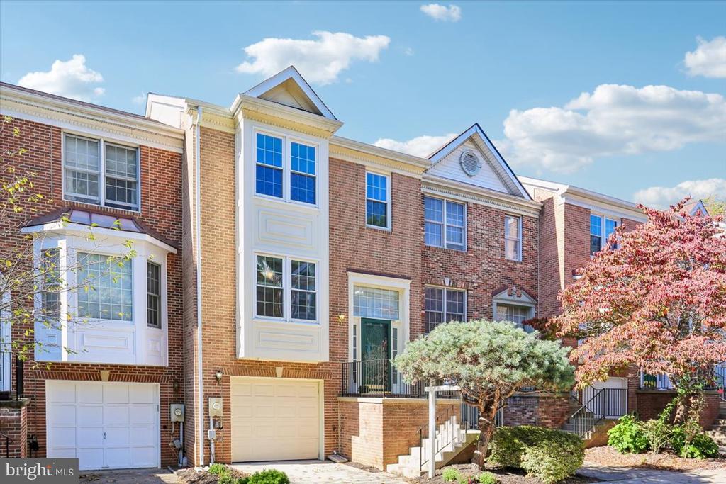 4 CARRIAGE WALK COURT
