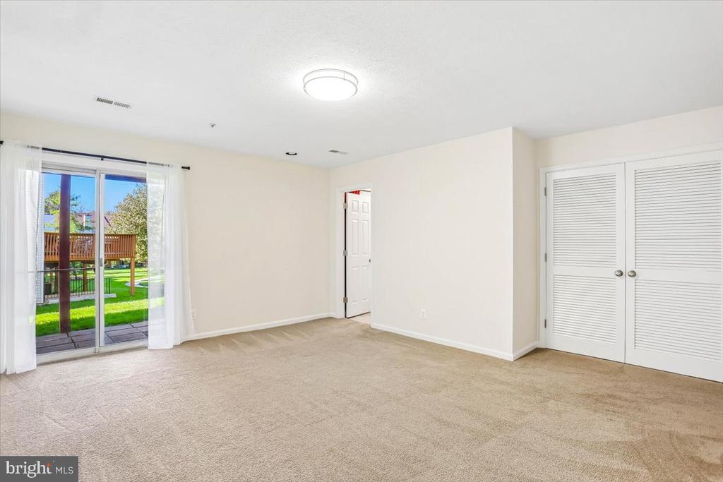 4 CARRIAGE WALK COURT