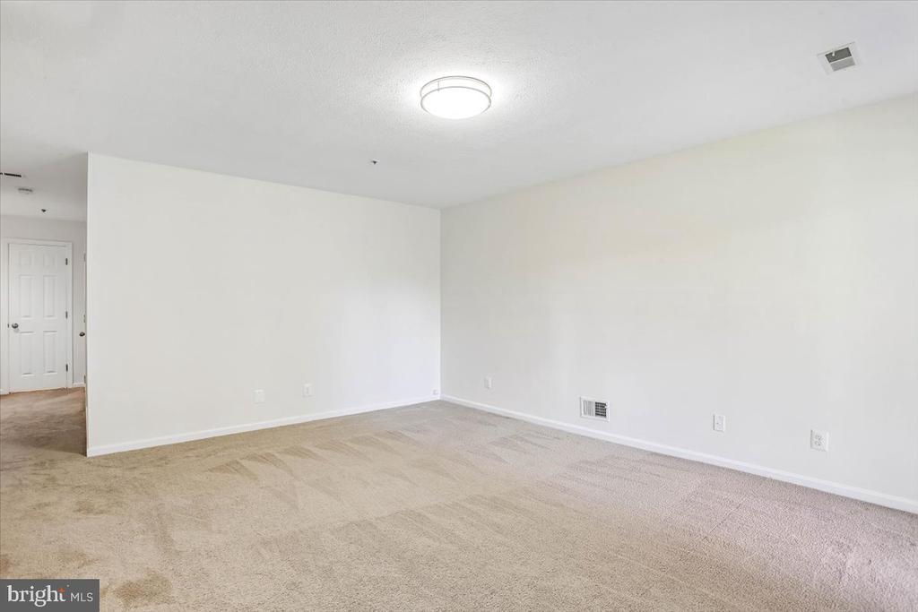 4 CARRIAGE WALK COURT