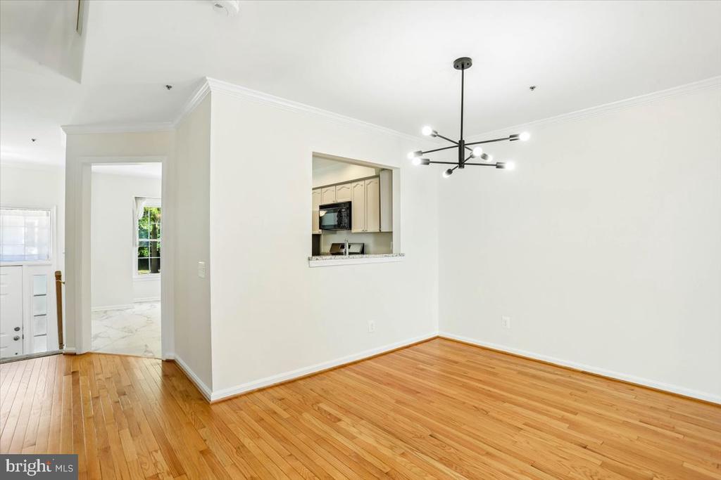 4 CARRIAGE WALK COURT