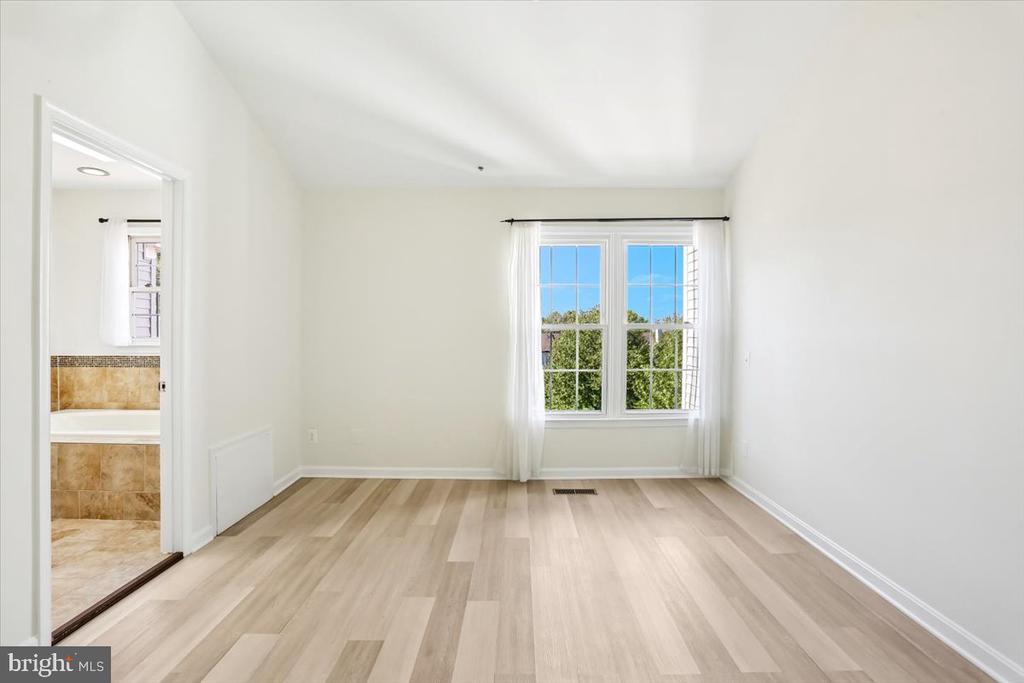 4 CARRIAGE WALK COURT